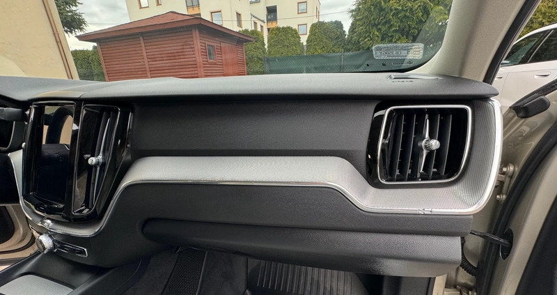 Volvo XC 60 cena 129000 przebieg: 107000, rok produkcji 2017 z Wrocław małe 301